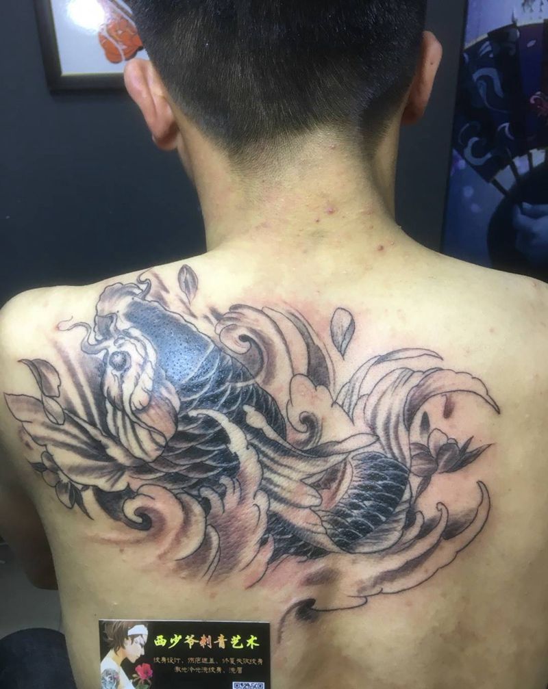 背部鲤鱼纹身图片