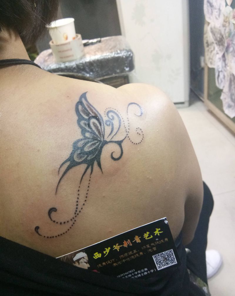 肩膀蝴蝶纹身图片_背部纹身图案