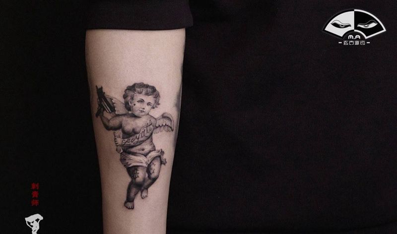 乌兹纹身图片_手臂手部点刺几何小天使爱神纹身图案