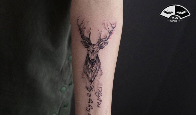 迷路的鸽子纹身图片_手臂腿部水墨几何鹿麋鹿小清新纹身图案