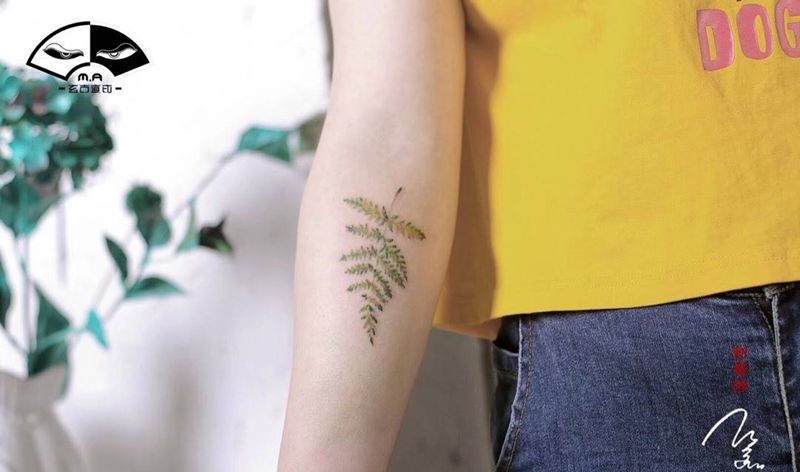 花与❤️纹身图片_成品手部脚部腿部胸部清新传统国画植物字符纹身图案