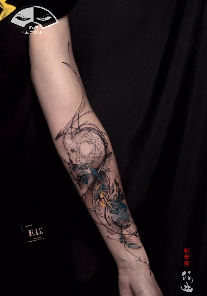 鱼纹身图片_手臂水墨纹身图案