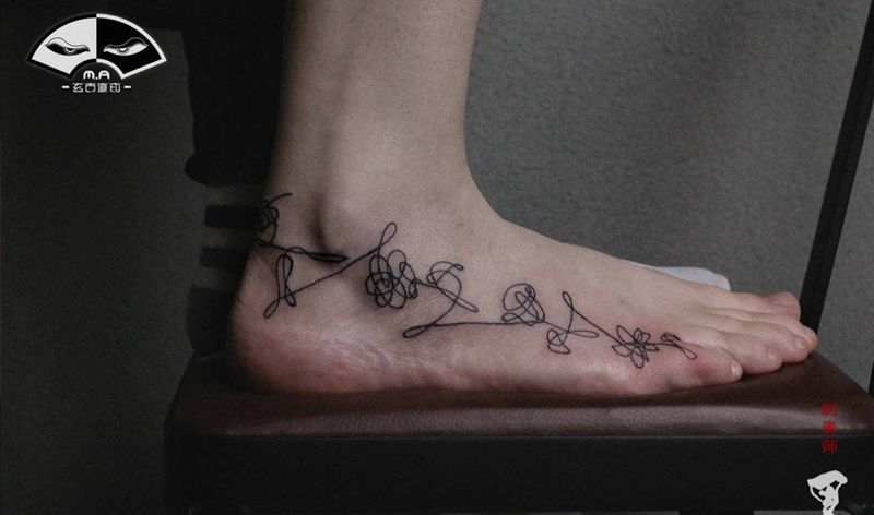 love yourself纹身图片_脚部手臂几何小清新线条纹身图案