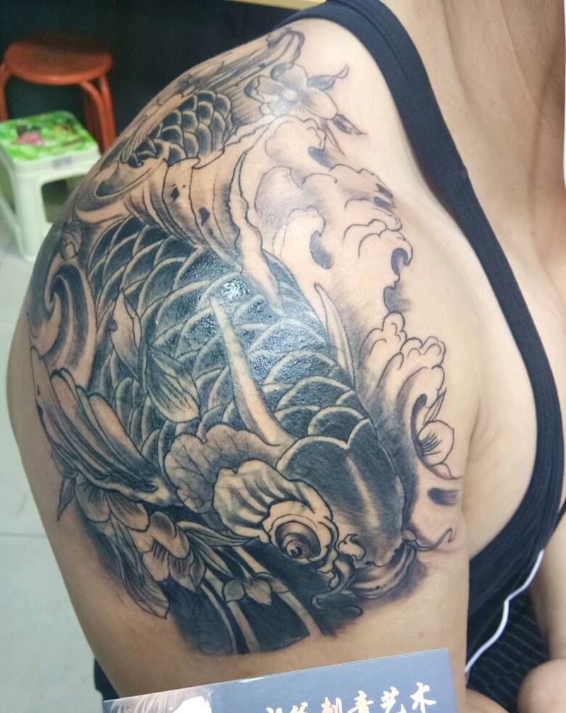 大臂鲤鱼纹身图片