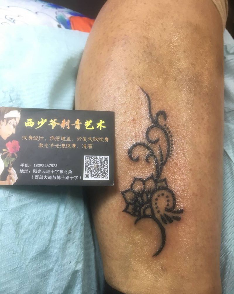 腿部小花纹身图片