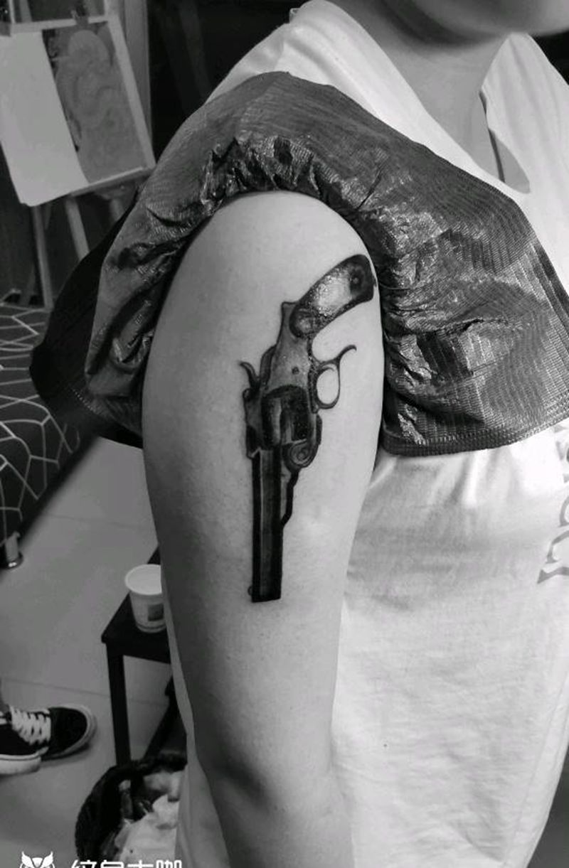 女士的手枪纹身图片_手臂素描纹身图案