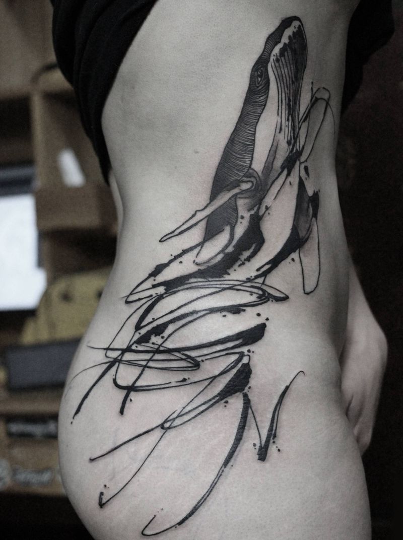 蓝鲸纹身图片_腰部臀部水彩水墨纹身图案