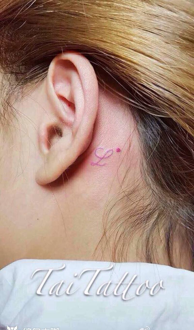 粉色字母纹身图片_成品颈部字符纹身图案