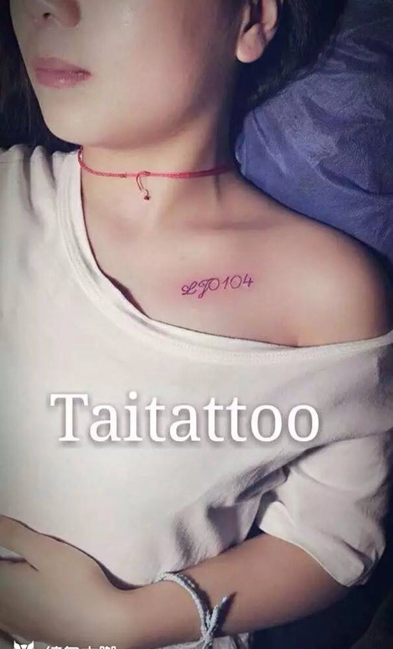 美女粉色字母纹身纹身图片