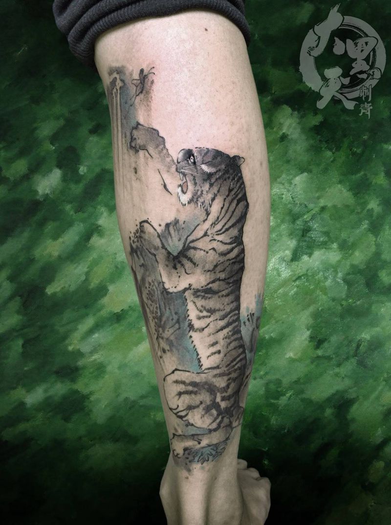 虎戏~纹身图片_成品脚部腿部传统国画写实原创习俗动物鬼神纹身图案