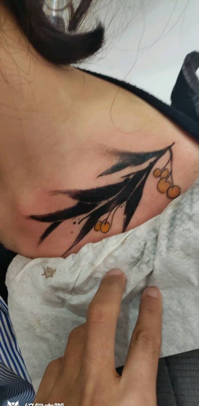 遮盖纹身图片_颈部水墨纹身图案