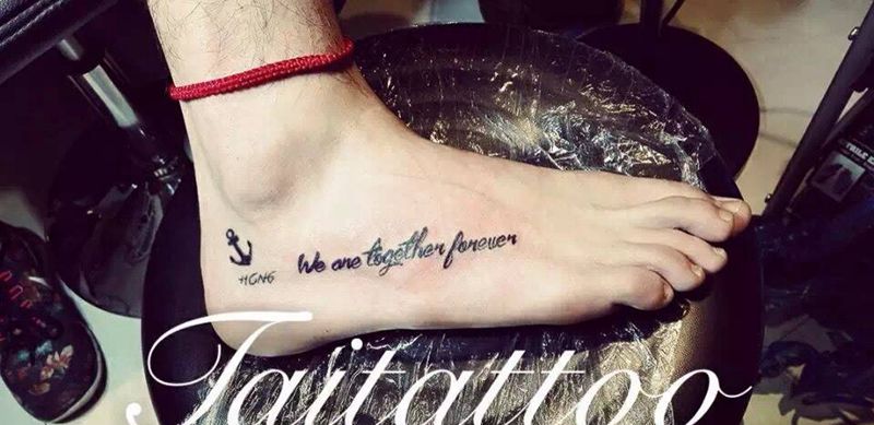 脚上字母纹身-这个位置非常疼纹身图片