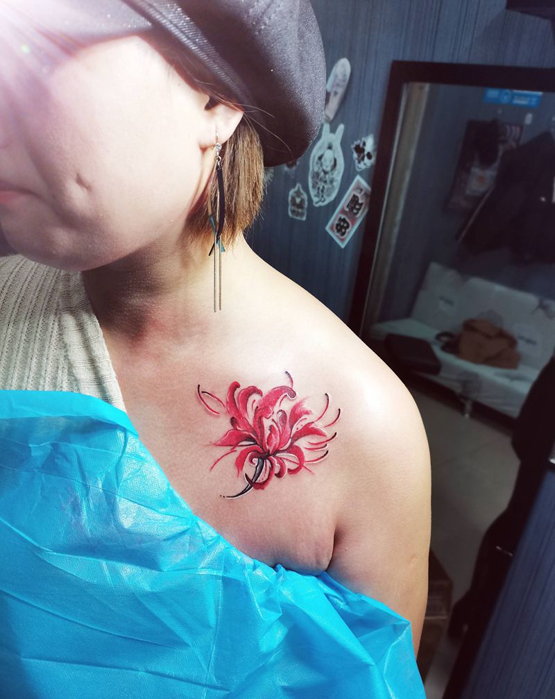 彼岸花纹身图片_胸部纹身图案