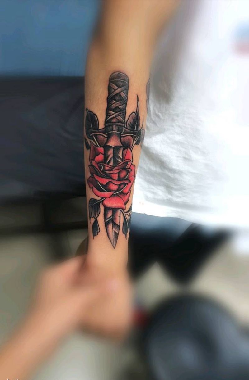 匕首纹身图片_手臂纹身图案