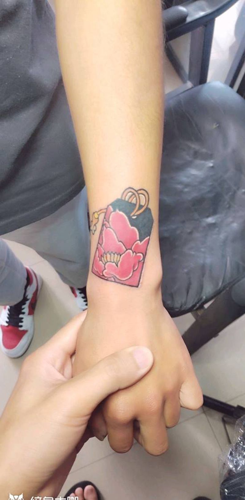 福袋遮盖纹身图片_手臂纹身图案