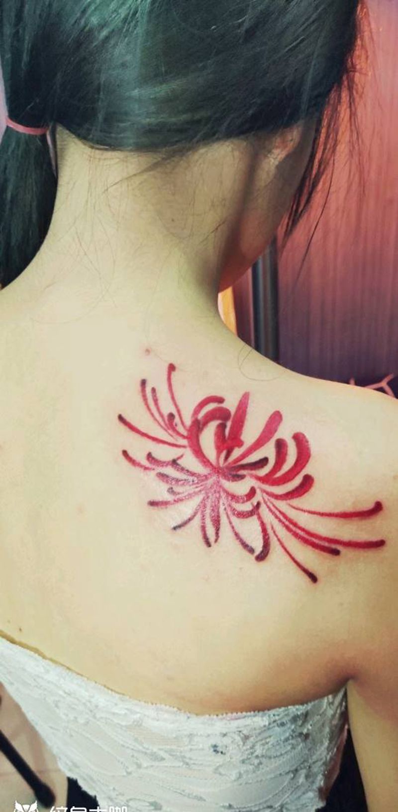 女士后肩彼岸花纹身图片_背部纹身图案