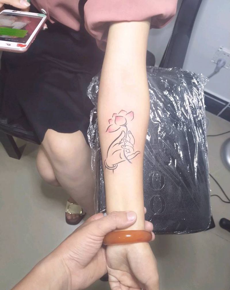 女士佛手莲花纹身图片