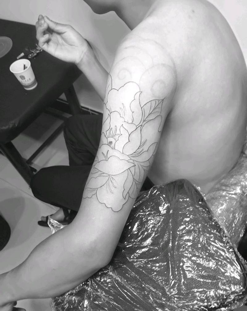 大臂牡丹未完成纹身图片