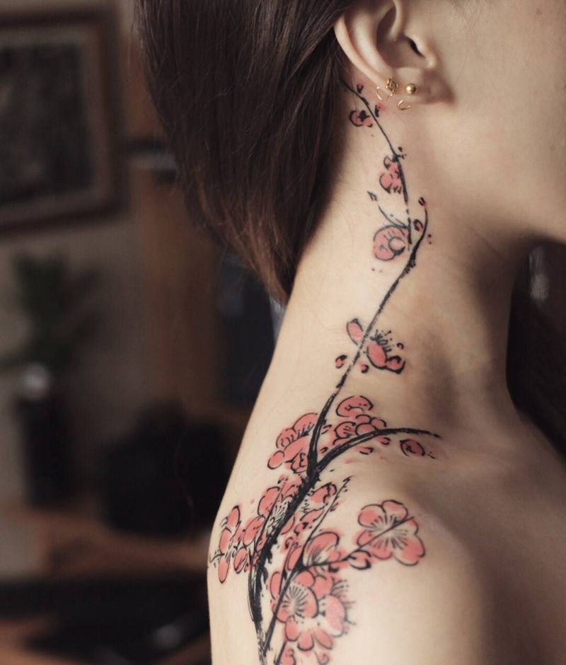 梅花纹身图片_颈部肩部水墨水彩纹身图案