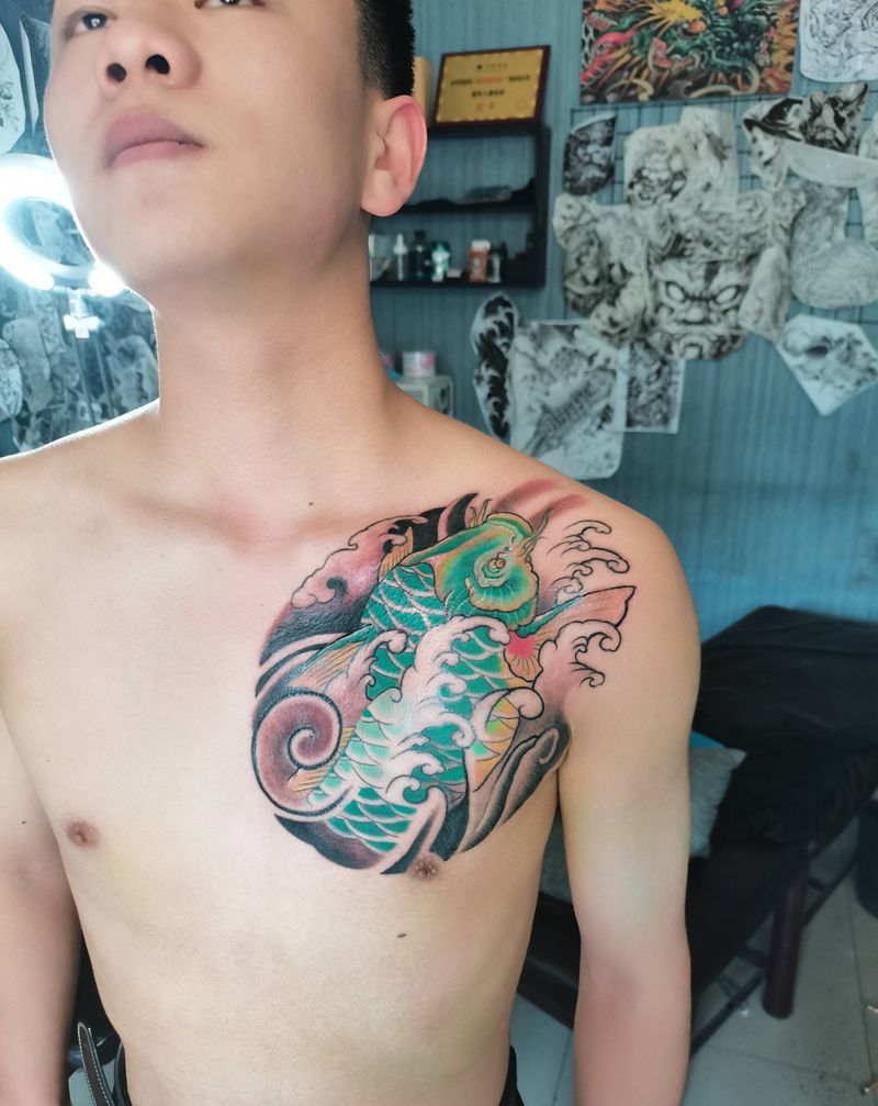 鱼纹身图片_胸部纹身图案