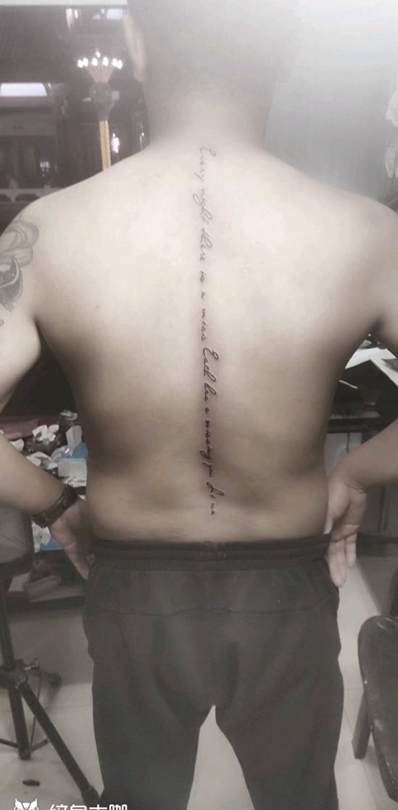 情侣纹身图片_背部肩部纹身图案