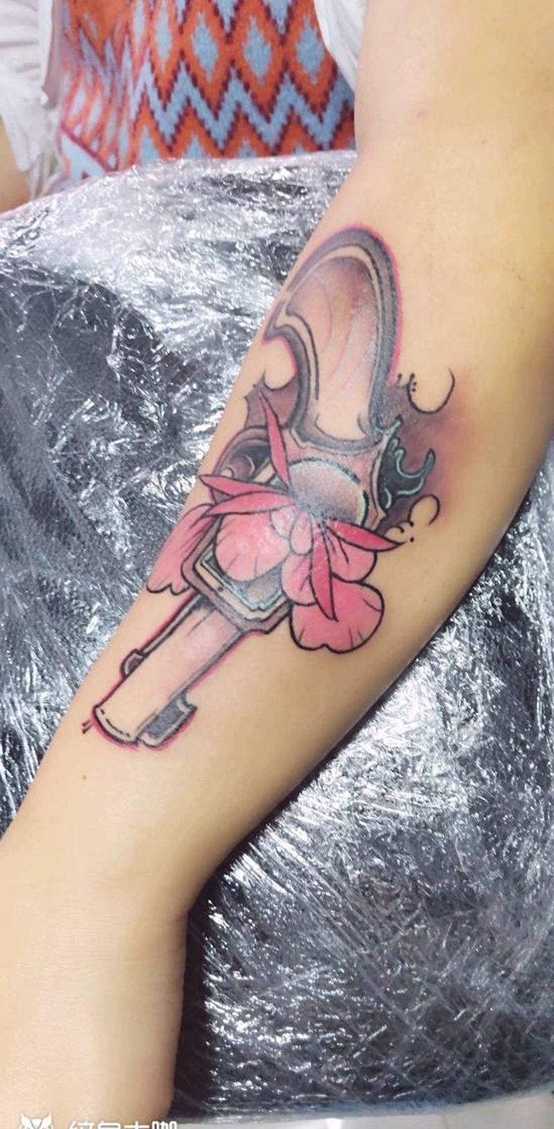 枪花纹身图片_手臂纹身图案