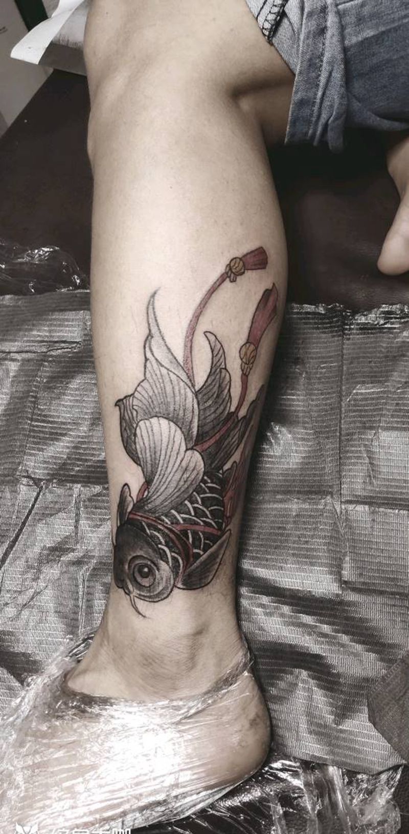 小鱼纹身图片_腿部纹身图案