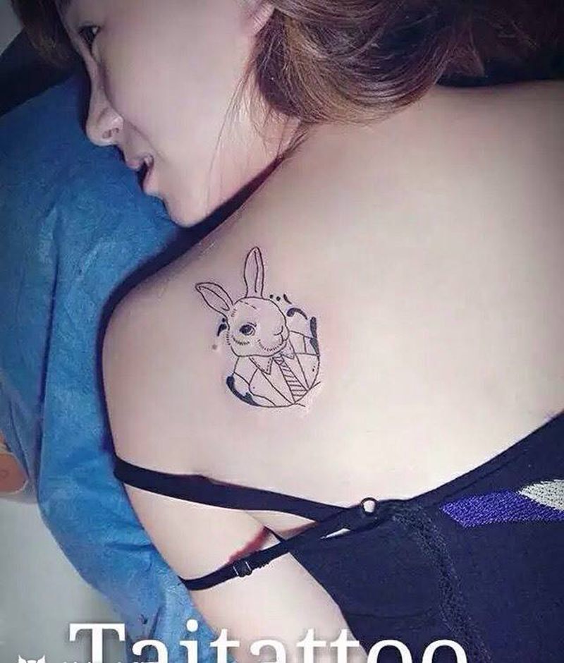 美女的兔子先生疼的不要不要的纹身图片