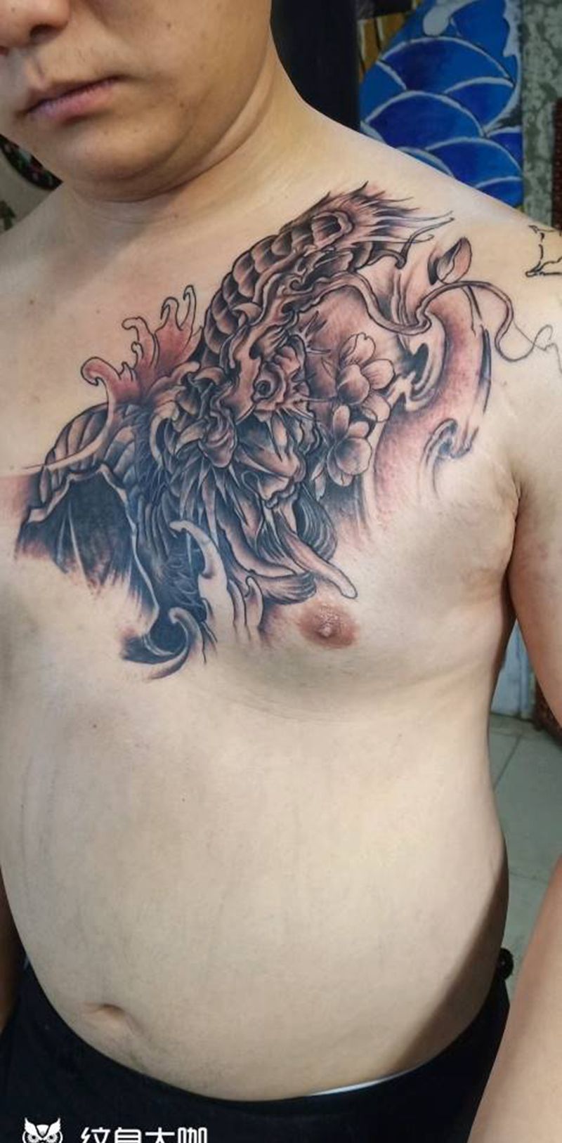 遮盖顾客胸前蝎子纹身图片