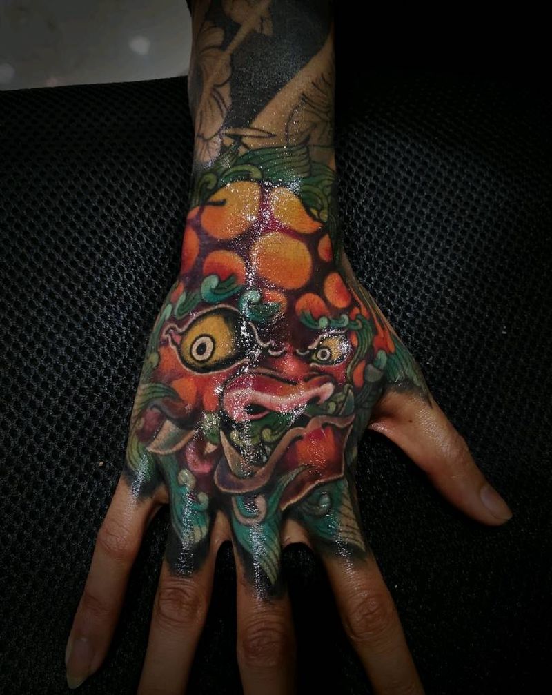 唐狮纹身图片_手部新传统纹身图案