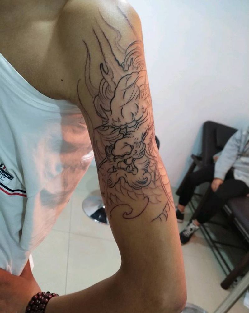 大臂龙割线未完成纹身图片