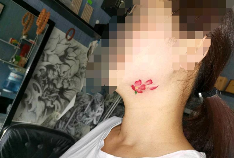 遮盖伤疤纹身图片_颈部纹身图案