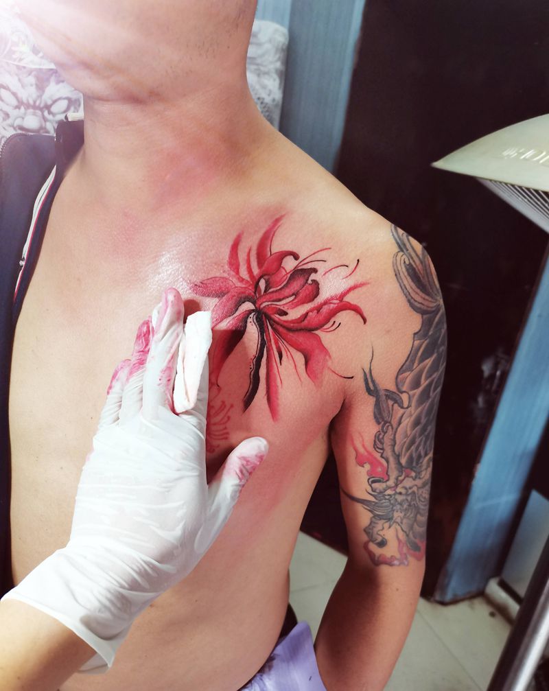 彼岸花纹身图片_胸部纹身图案
