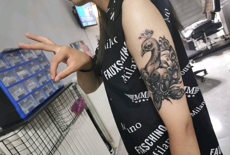 孔雀遮盖纹身图片_手臂新传统纹身图案