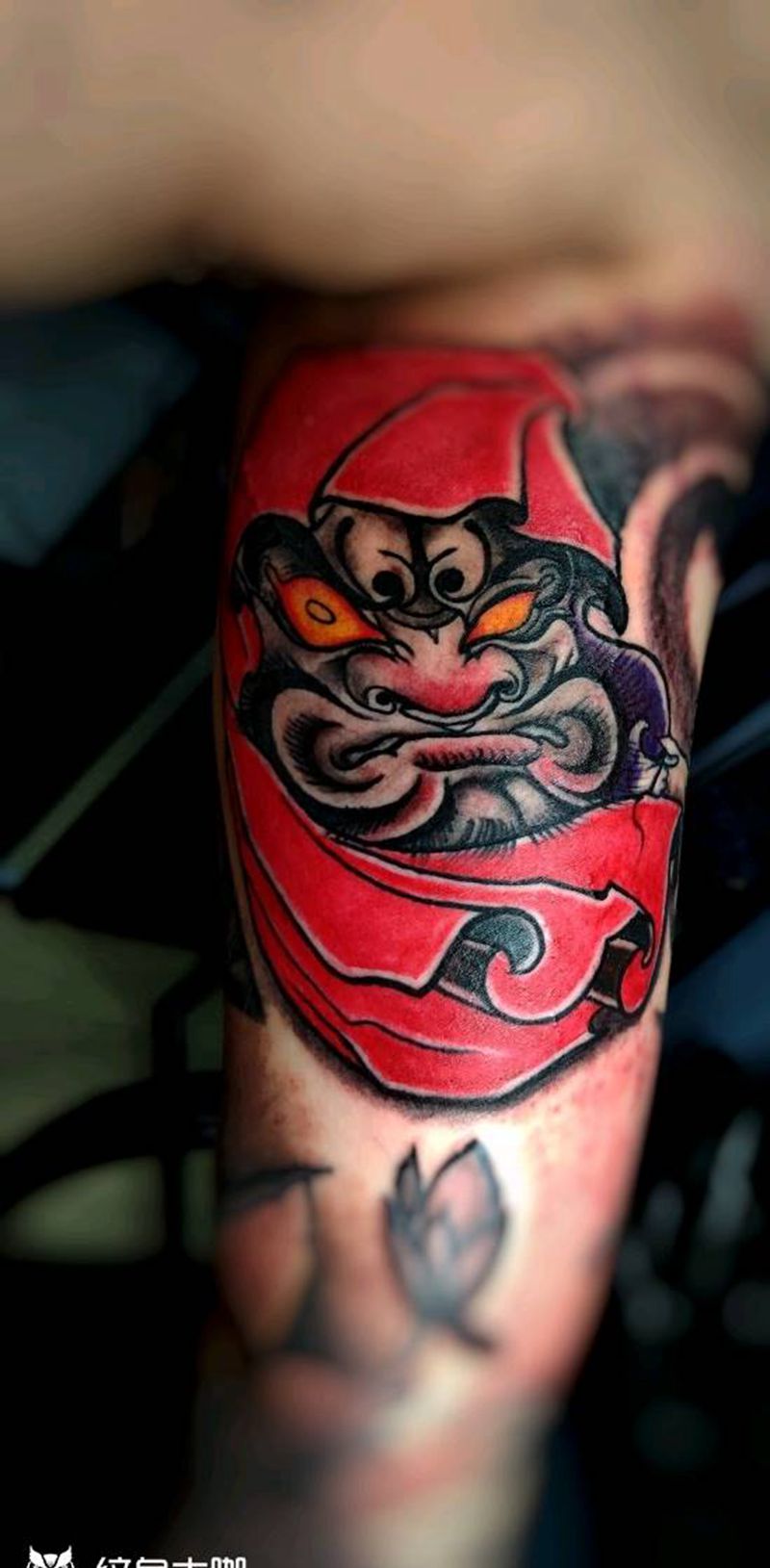 大臂内测达摩蛋纹身图片_手臂纹身图案