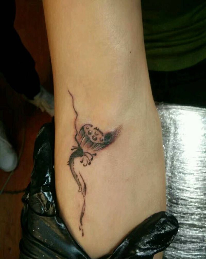 水墨莲花遮盖伤疤纹身图片