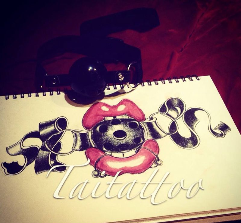 手稿口球纹身图片