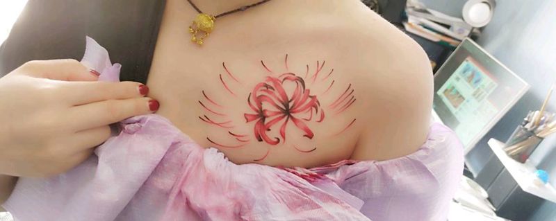 彼岸花纹身图片_胸部纹身图案