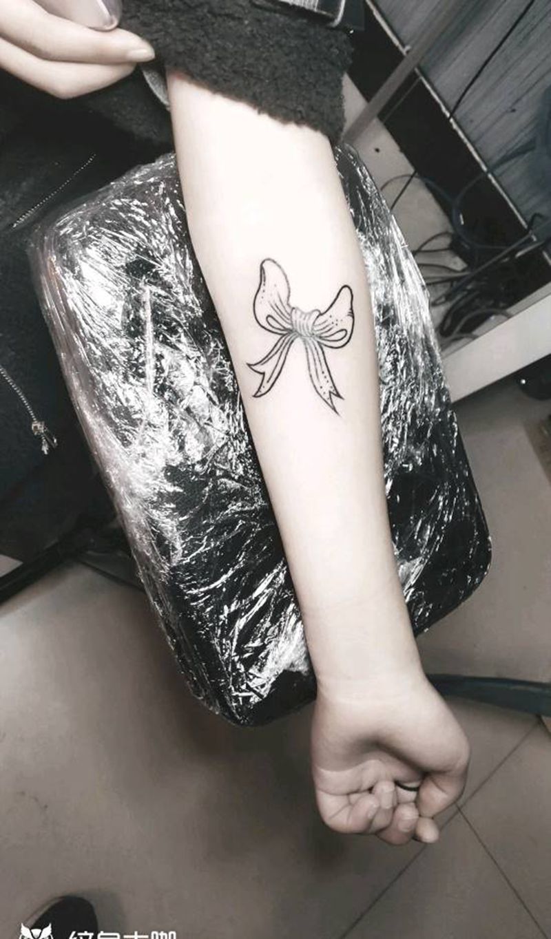 蝴蝶结纹身图片_手臂纹身图案