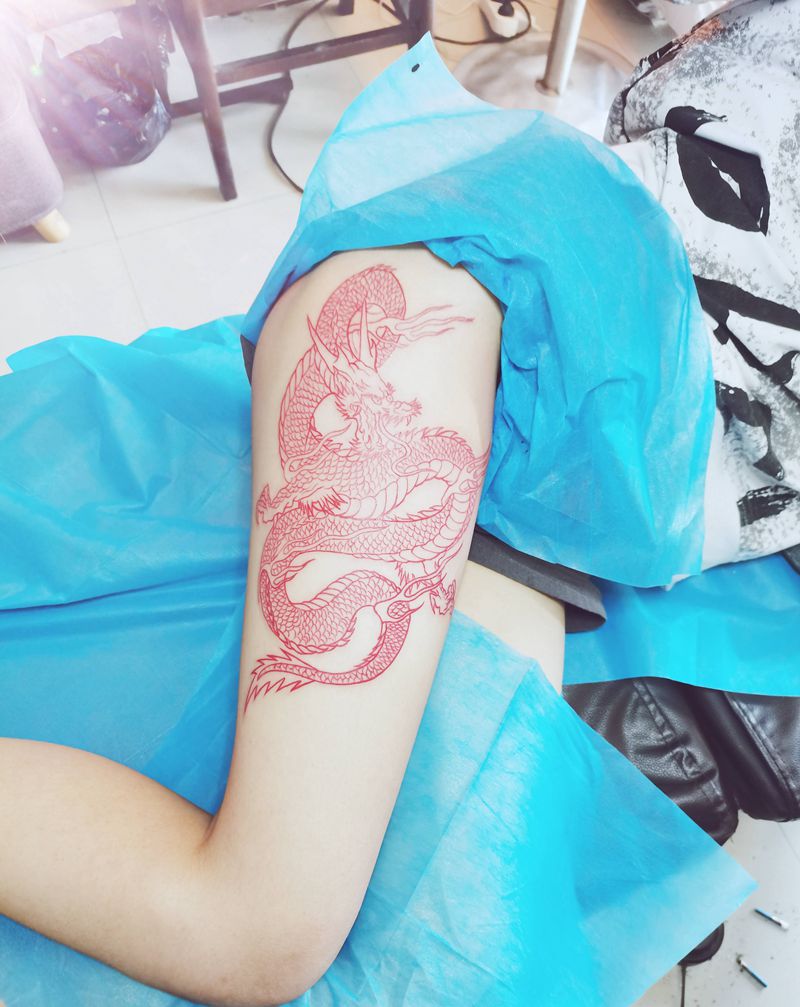 女士大腿龙纹身图片_腿部纹身图案