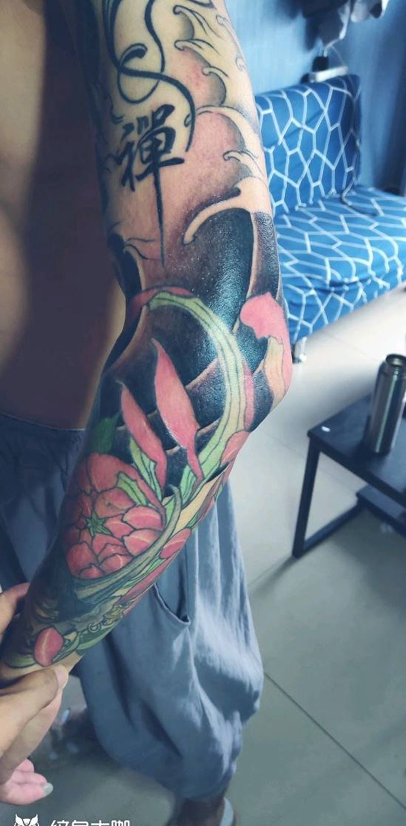 板雾衔接纹身图片_手臂老传统纹身图案