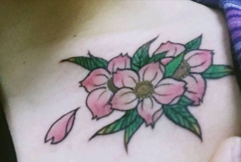 锁骨花纹身图片_胸部纹身图案