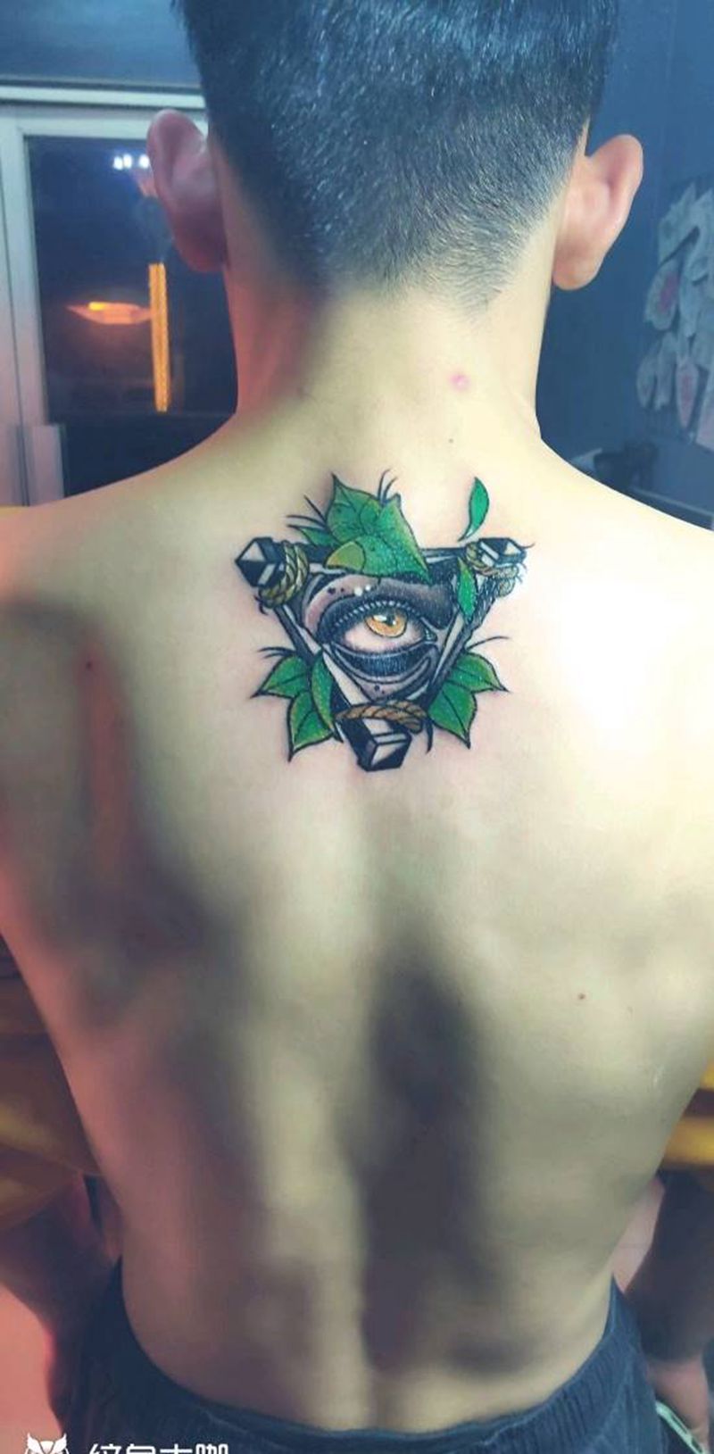 上帝之眼纹身图片_背部纹身图案