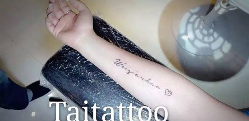 美女一次纹两个纹身图片