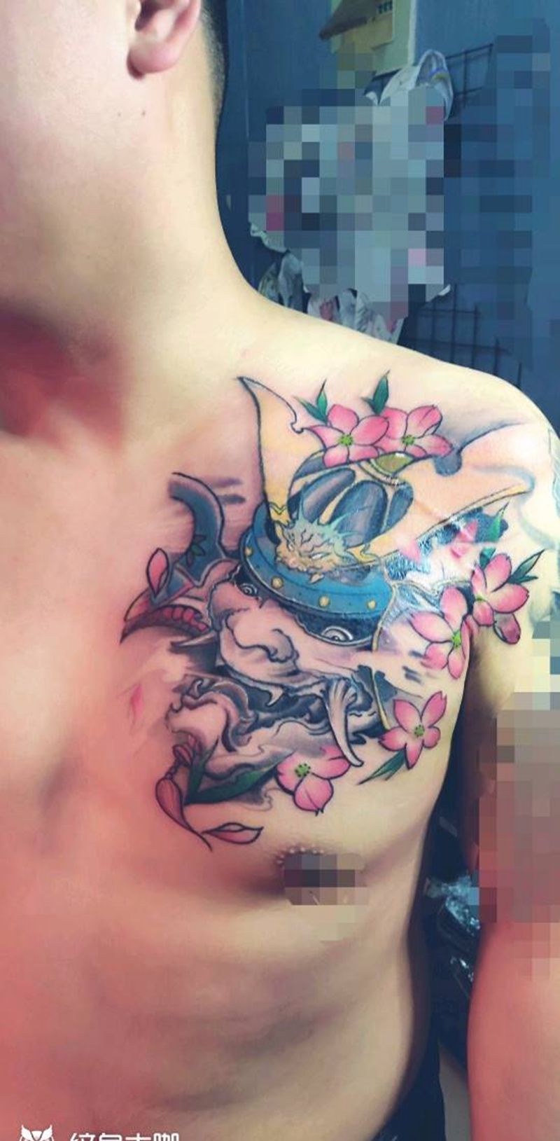 甲胄纹身图片_胸部纹身图案