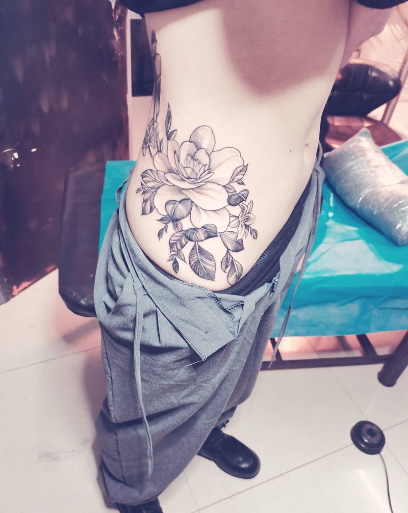 素花纹身图片_腰部纹身图案