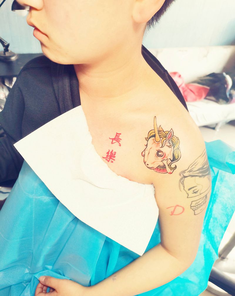 长乐加独角兽纹身图片_胸部纹身图案