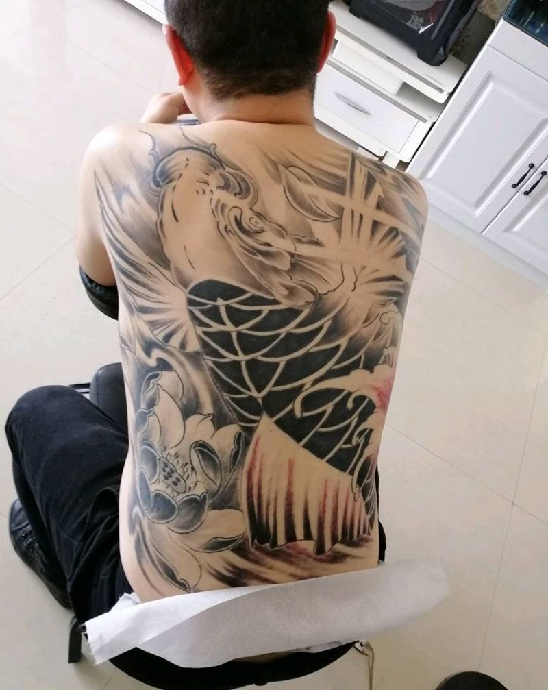 鱼纹身图片_背部纹身图案