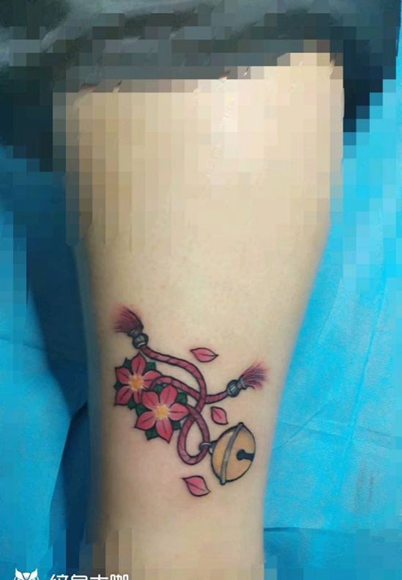铃铛花纹身图片_腿部纹身图案