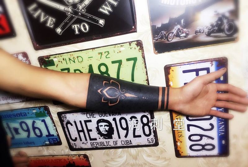 润刺堂出品#暗花黑臂遮盖#小伙当过侦查兵，很坚强[悠闲]谢谢信任纹身图片